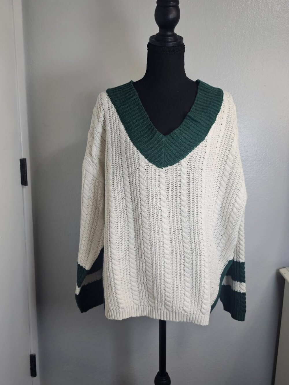 NEW Forever21 Cable Knit V-neck White and Green Oversized Sweater - Size Medium - Picture 2 of 7